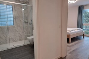 Chuveiro, toalhas de banho