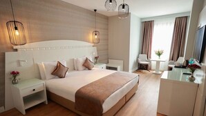 A hotel room with a large bed, bedside tables, a desk, and a chair. - GOLDEN PARK HOTEL (İstanbul)