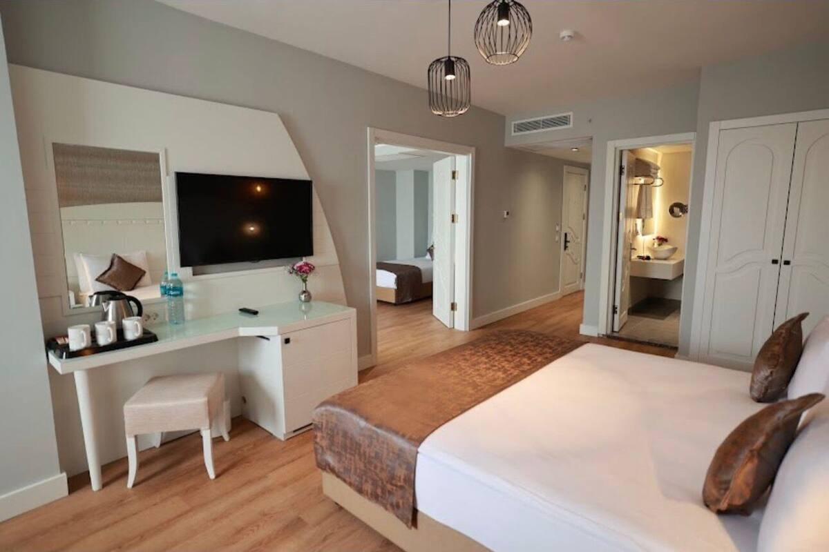 Suite, Sea View | Desk, iron/ironing board, WiFi (free)