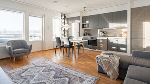 Een modern appartement met een eethoek, keuken en woonkamer.