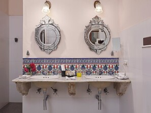 Deluxe Suite, Balcony, Courtyard View | Bathroom | Free toiletries, slippers, soap, shampoo - Dev Shree Deogarh (Devgarh)