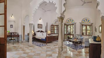 Suite Deluxe, balcón, vista al patio | Caja de seguridad en la habitación y insonorización