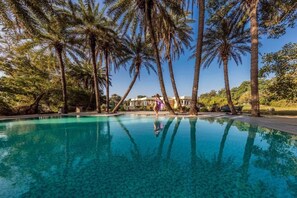 สระว่ายน้ำกลางแจ้ง