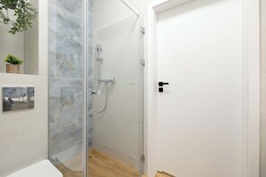 Hair dryer, towels - Ku Morzu 1D Sianożęty | Blue and Beige Apartment with Seasonal Pool, Parking and Balcony (Kołobrzeg)