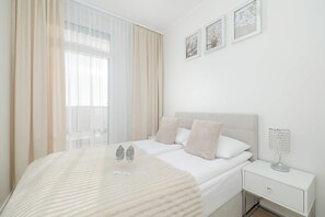1 bedroom, iron/ironing board, travel cot, WiFi - Stylish Apartment | Pool, Parking and 250 m to the Beach (Kołobrzeg)