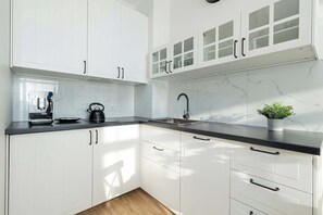 Frigorífico, microondas, placa de cocina y lavavajillas