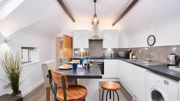Superior Apartment, Kitchen | Private kitchen | Fridge, microwave, oven, stovetop