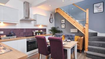 Deluxe Apartment, Kitchen | Private kitchen | Fridge, microwave, oven, stovetop