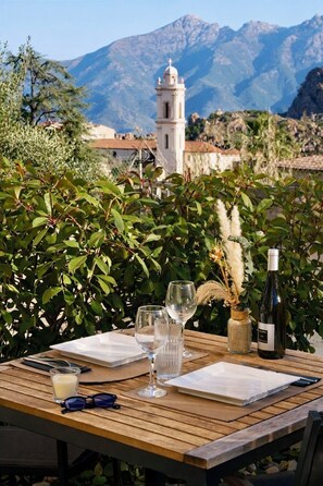 Outdoor dining - New T2 - with terrace and living room - private parking - village and mountain views (Piana)