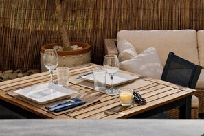 Outdoor dining - New T2 - with terrace and living room - private parking - village and mountain views (Piana)