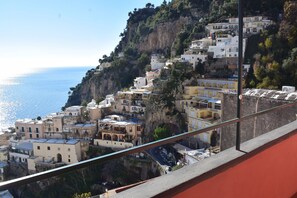 A coastal town with buildings built on a cliff overlooking the sea. - La Fiorita: an oasis of peace suspended between the sky and the sea of Positano (Positano)