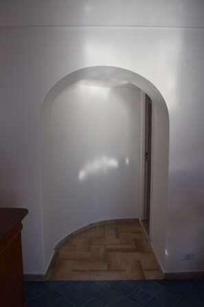 A room with a wooden floor, white walls, and a wooden cabinet. - La Fiorita: an oasis of peace suspended between the sky and the sea of Positano (Positano)