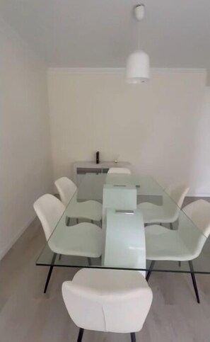 Dining - Calm Escape near Lisbon Center (Santo António dos Cavaleiros)