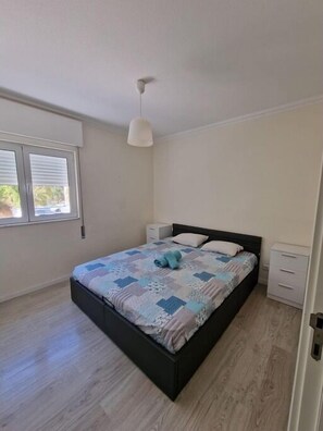 3 bedrooms, iron/ironing board, WiFi, bed sheets - Calm Escape near Lisbon Center (Santo António dos Cavaleiros)