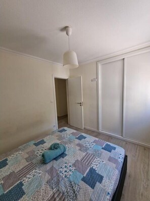 3 bedrooms, iron/ironing board, WiFi, bed sheets - Calm Escape near Lisbon Center (Santo António dos Cavaleiros)