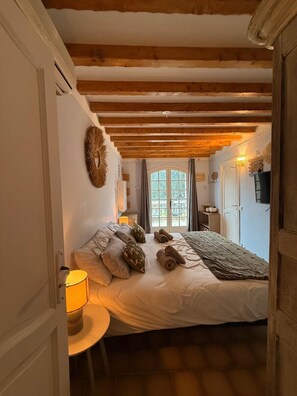 Silitysrauta/-lauta, Wi-Fi, vuodevaatteet