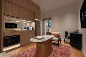 Suite (Residency) | Área de sala de estar | Televisión LED 