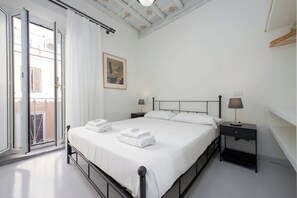 2 bedrooms, iron/ironing board, WiFi, bed sheets - Boschetto charming apartment in Monti (Roma)