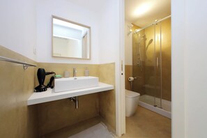 Douche, sèche-cheveux, bidet, serviettes fournies