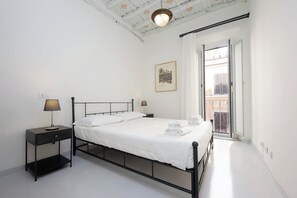 2 bedrooms, iron/ironing board, WiFi, bed sheets - Boschetto charming apartment in Monti (Roma)