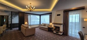 Deluxe Double Room, Mountain View, Mountainside | Living area | Toys - Castelnor Resort (Păltiniș)