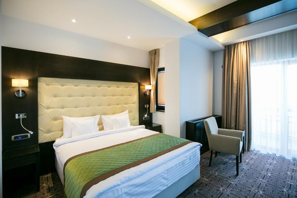 Suite, Balcony, Mountain View | In-room safe, soundproofing, iron/ironing board, free WiFi