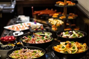 朝食 (ビュッフェ)、毎日提供 (無料)