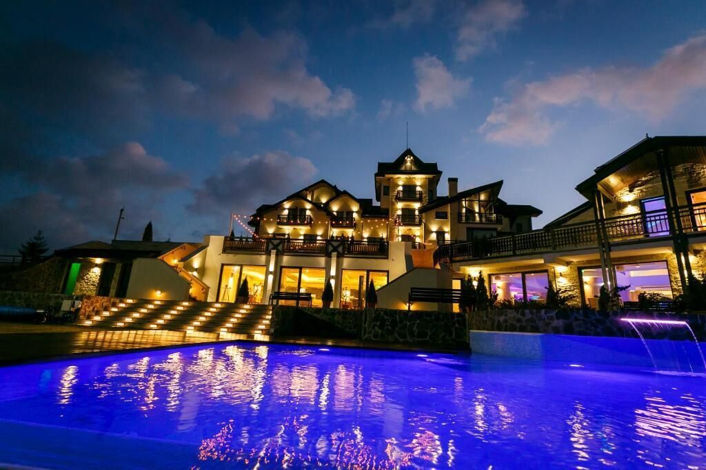 Piscine couverte, piscine extérieure (ouverte en saison)