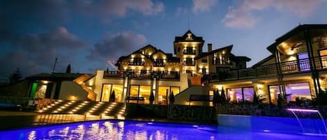 Piscine couverte, piscine extérieure (ouverte en saison)