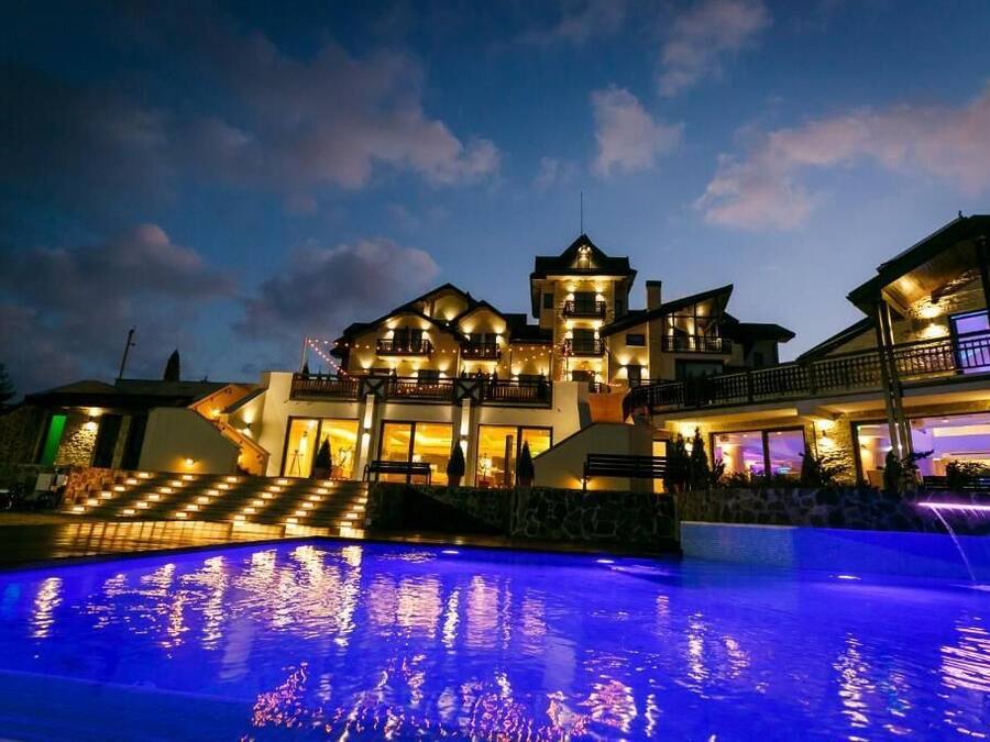Piscina interna, piscina externa sazonal, espreguiçadeiras