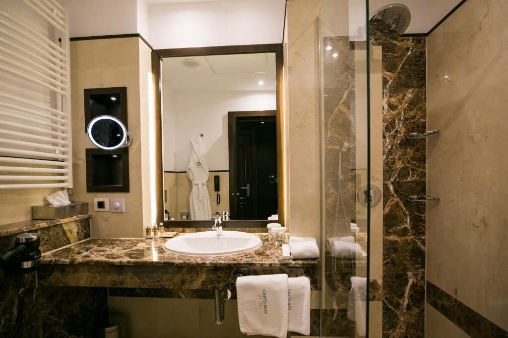 Deluxe kamer, 1 twee- of 2 eenpersoonsbedden, balkon, uitzicht op bergen | Badkamer | Pantoffels