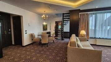 Deluxe Double Room, Mountain View, Mountainside | Living area | Toys