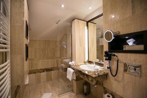 Superior Double or Twin Room, Balcony, Mountain View | Bathroom | Slippers - Castelnor Resort (Gura Raului)