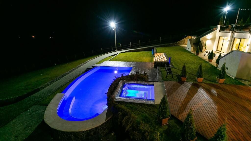 Una piscina techada, una piscina al aire libre de temporada