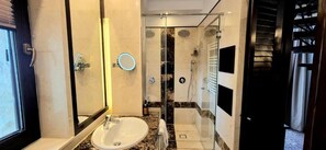 Deluxe Double Room, Mountain View, Mountainside | Bathroom | Slippers - Castelnor Resort (Gura Raului)