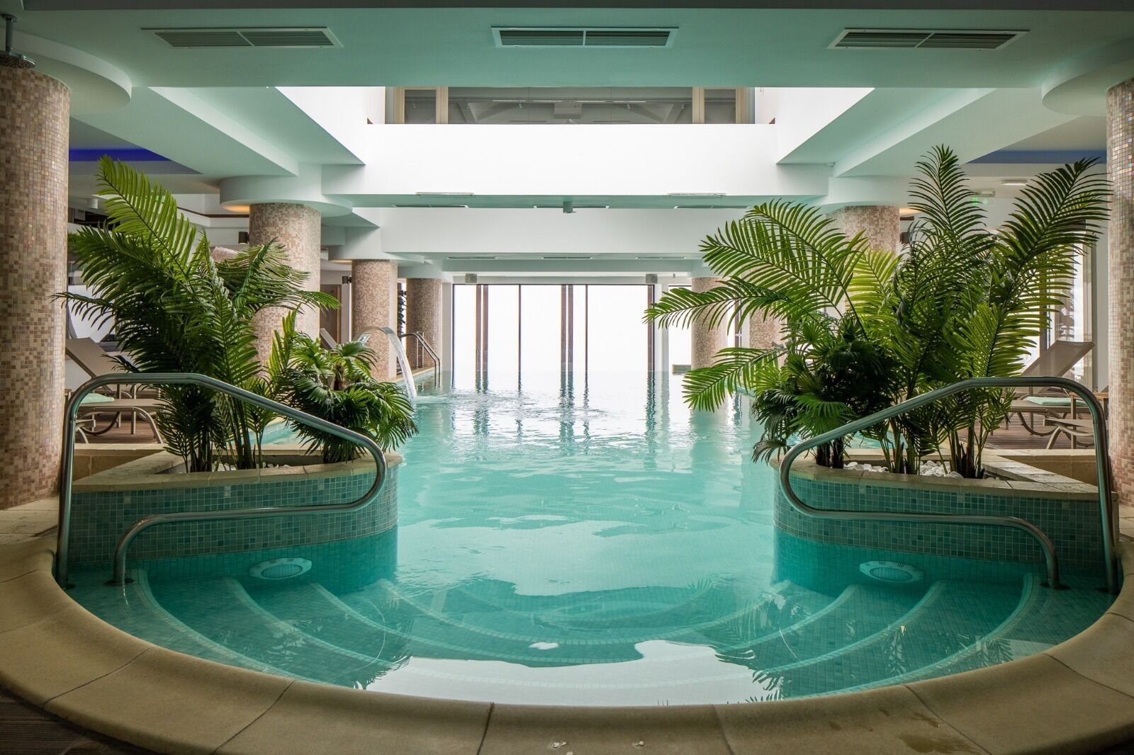Hoitoalue ulkona, sauna, höyrysauna, turkkilainen sauna, vartalohoitoja