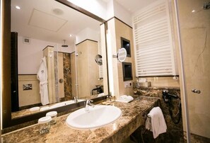 Standard Double or Twin Room, Balcony, Mountain View | Bathroom | Slippers - Castelnor Resort (Gura Raului)