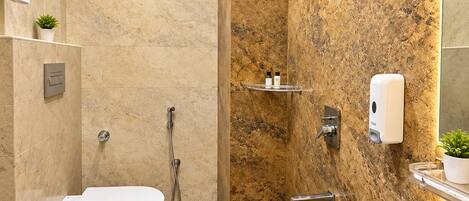 Un baño moderno con inodoro, ducha y lavamanos.