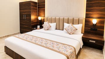 Una camera d'albergo con un letto, comodini, un armadio e luci a parete.