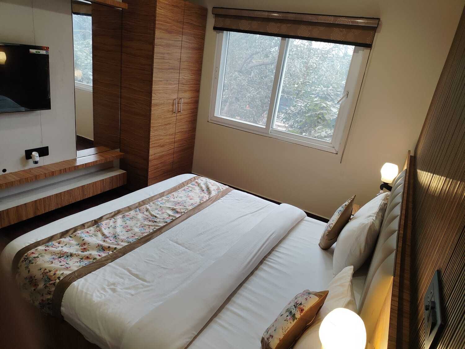 Premium Room, City View | In-room safe, laptop workspace, blackout drapes, soundproofing