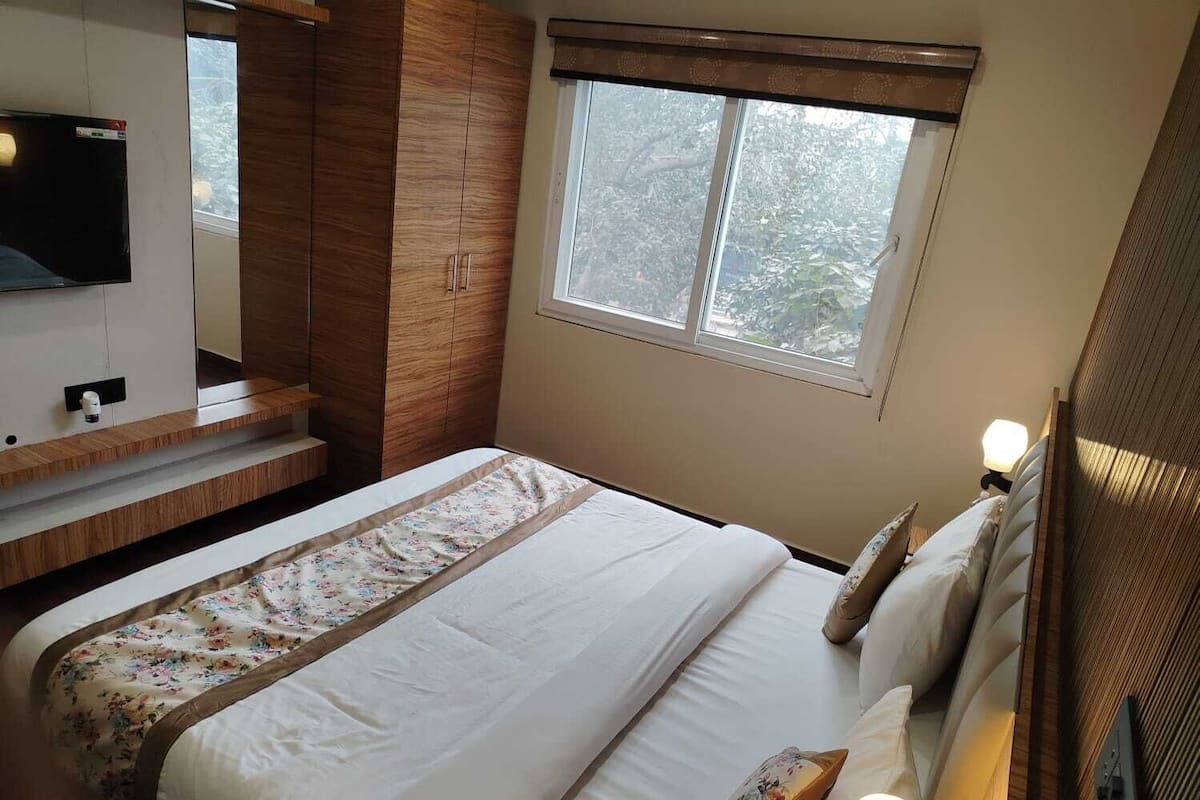 Premium Room, City View | In-room safe, laptop workspace, blackout curtains, soundproofing