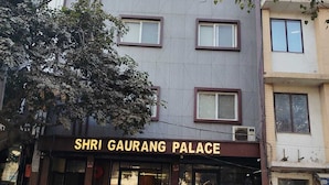 Un edificio con un letrero que dice 'SHRI GAURANG PALACE'.