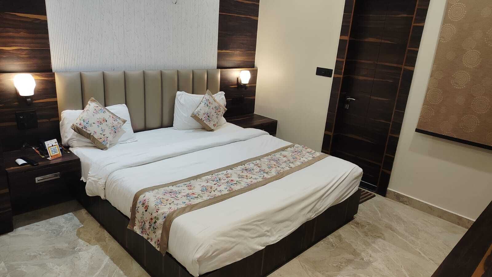 Deluxe Room | In-room safe, laptop workspace, blackout drapes, soundproofing