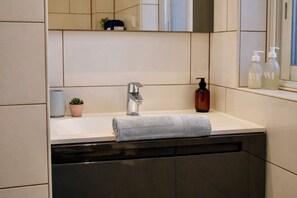 Dusche, Handtücher, Seife, Toilettenpapier