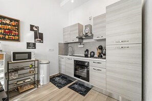 Frigorifero, microonde, forno, piano cottura