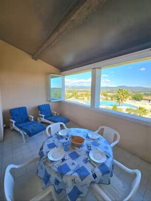 Dining - Appt du Golf- 4 people - Wifi - Air conditioning - Swimming pool - Tennis court (Roquebrune-sur-Argens)