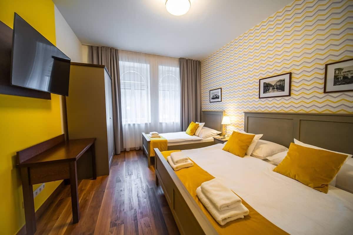 Cortinas blackout, wifi gratis y ropa de cama