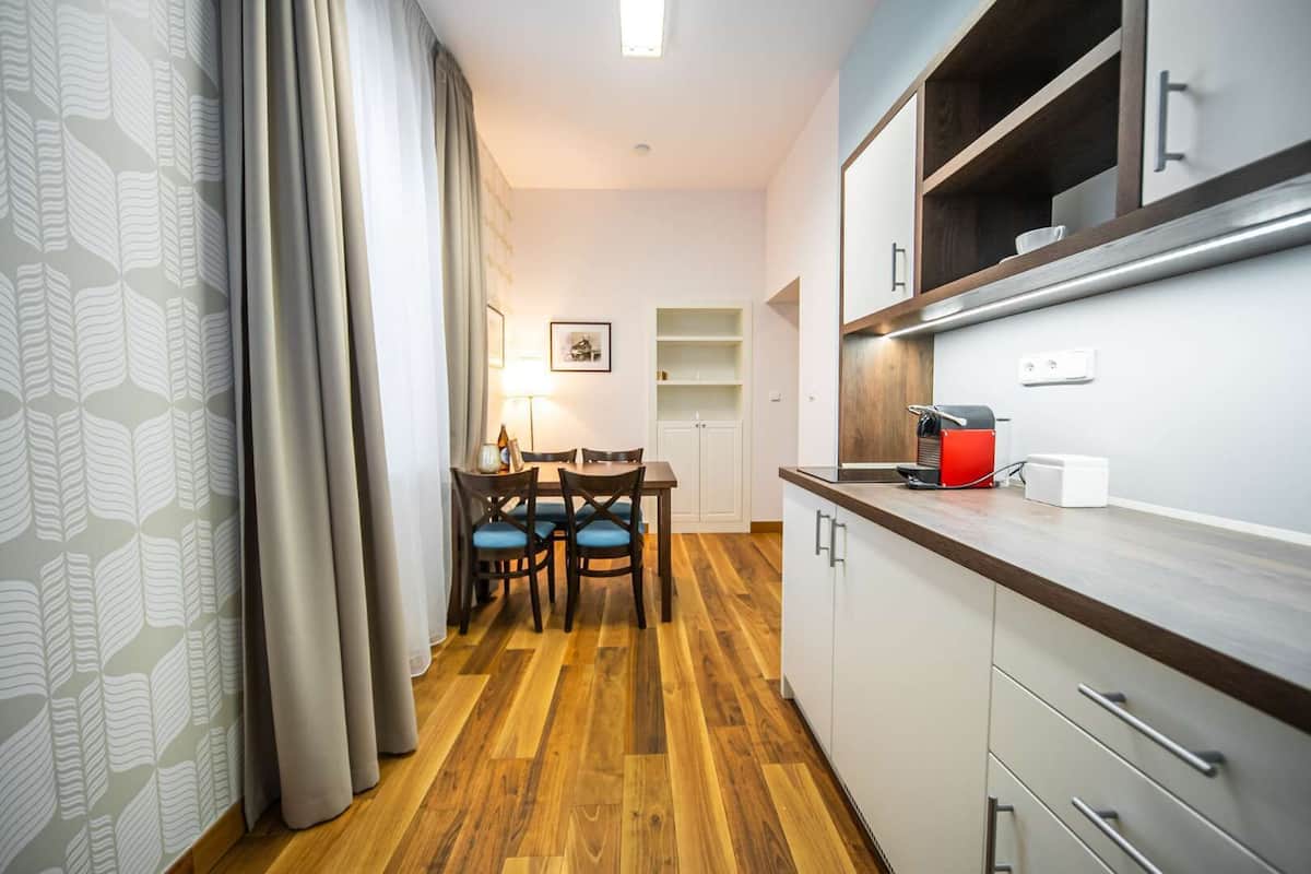 Cortinas blackout, wifi gratis y ropa de cama