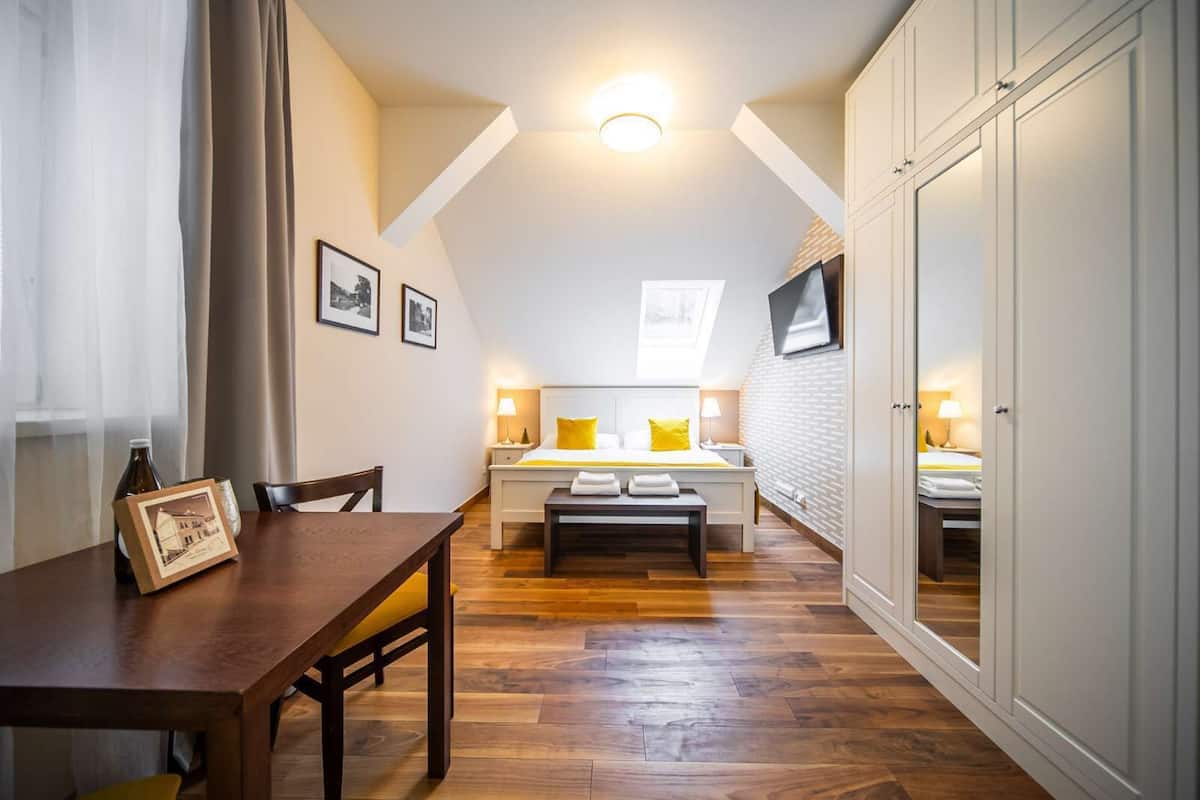Cortinas blackout, wifi gratis y ropa de cama