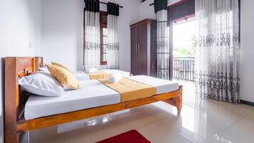 Villa Deluxe, 4 habitaciones | Escritorio, tabla de planchar con plancha, wifi gratis y ropa de cama